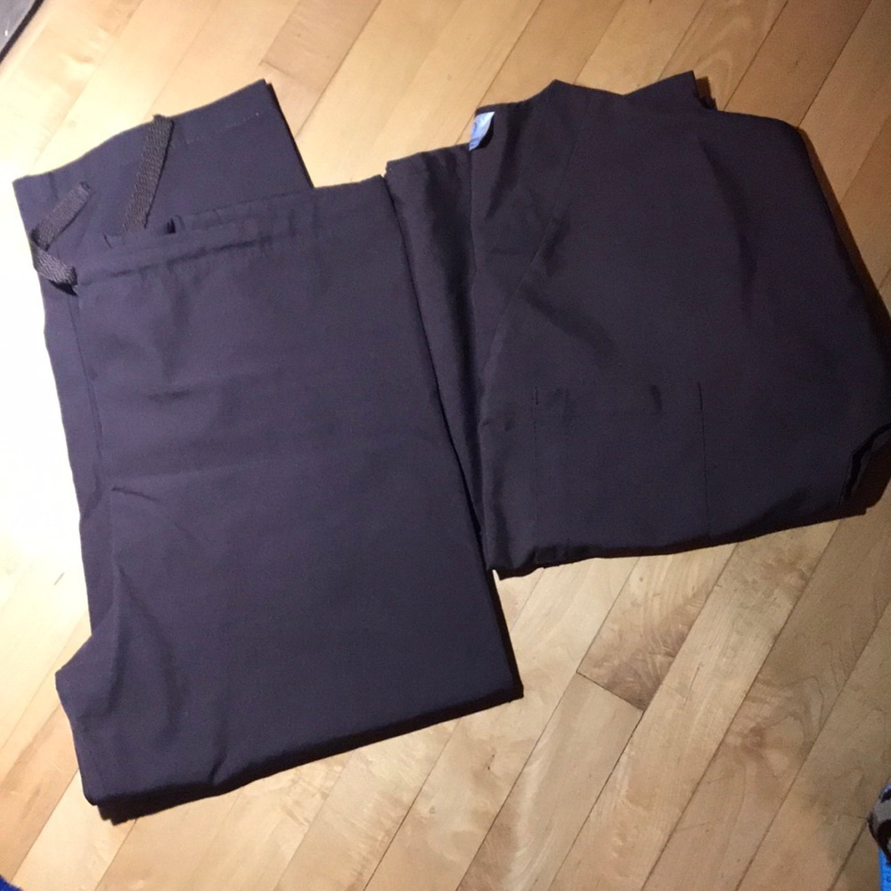 Fundamentals White Swan Brown Scrub Set PS